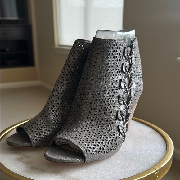 Vince Camuto Gray Peep-Toe Ankle Boots - Size 7.5 Wide - Picture 5 of 15